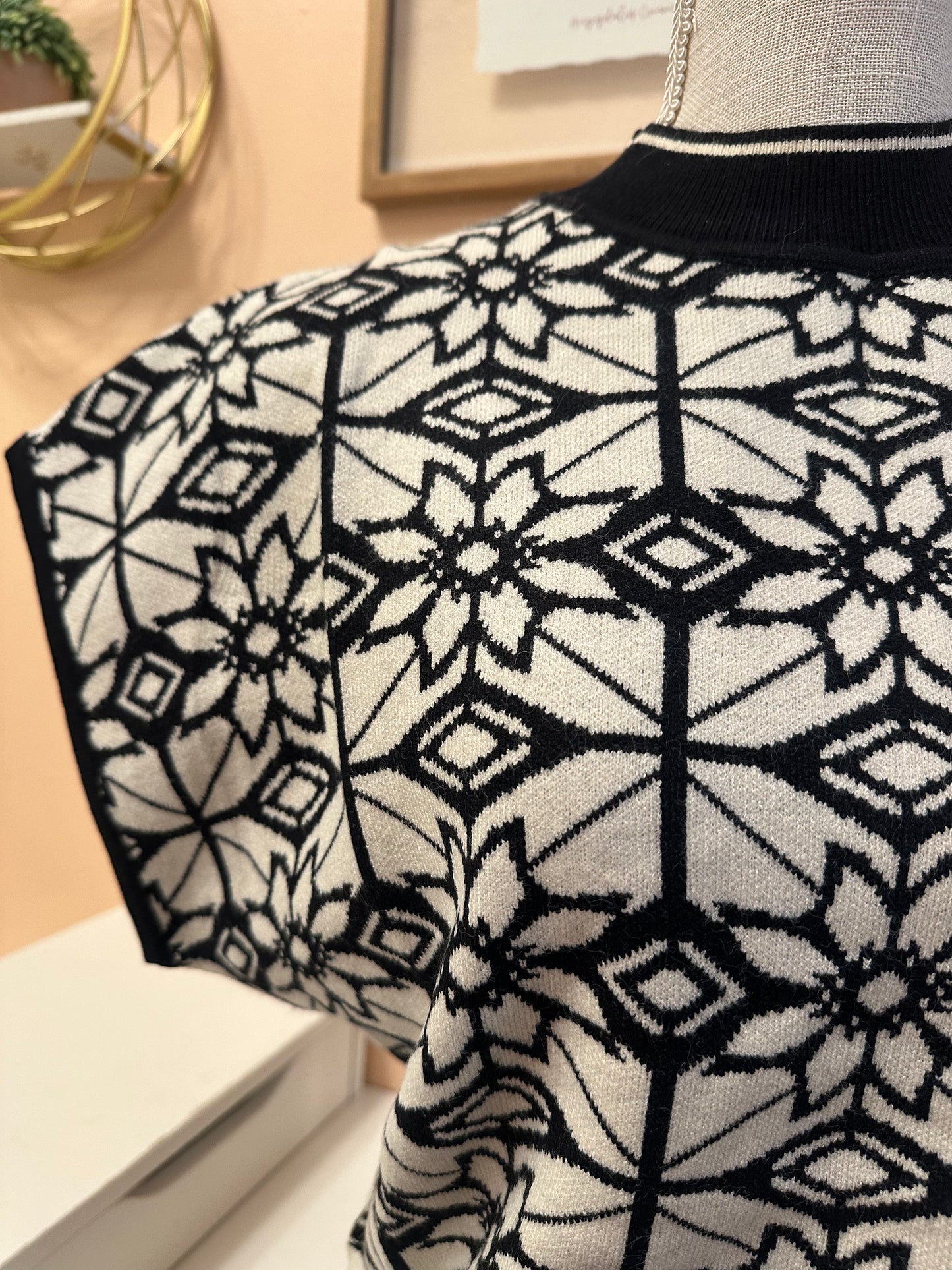 Geometric Pattern Short Sleeve Sweater