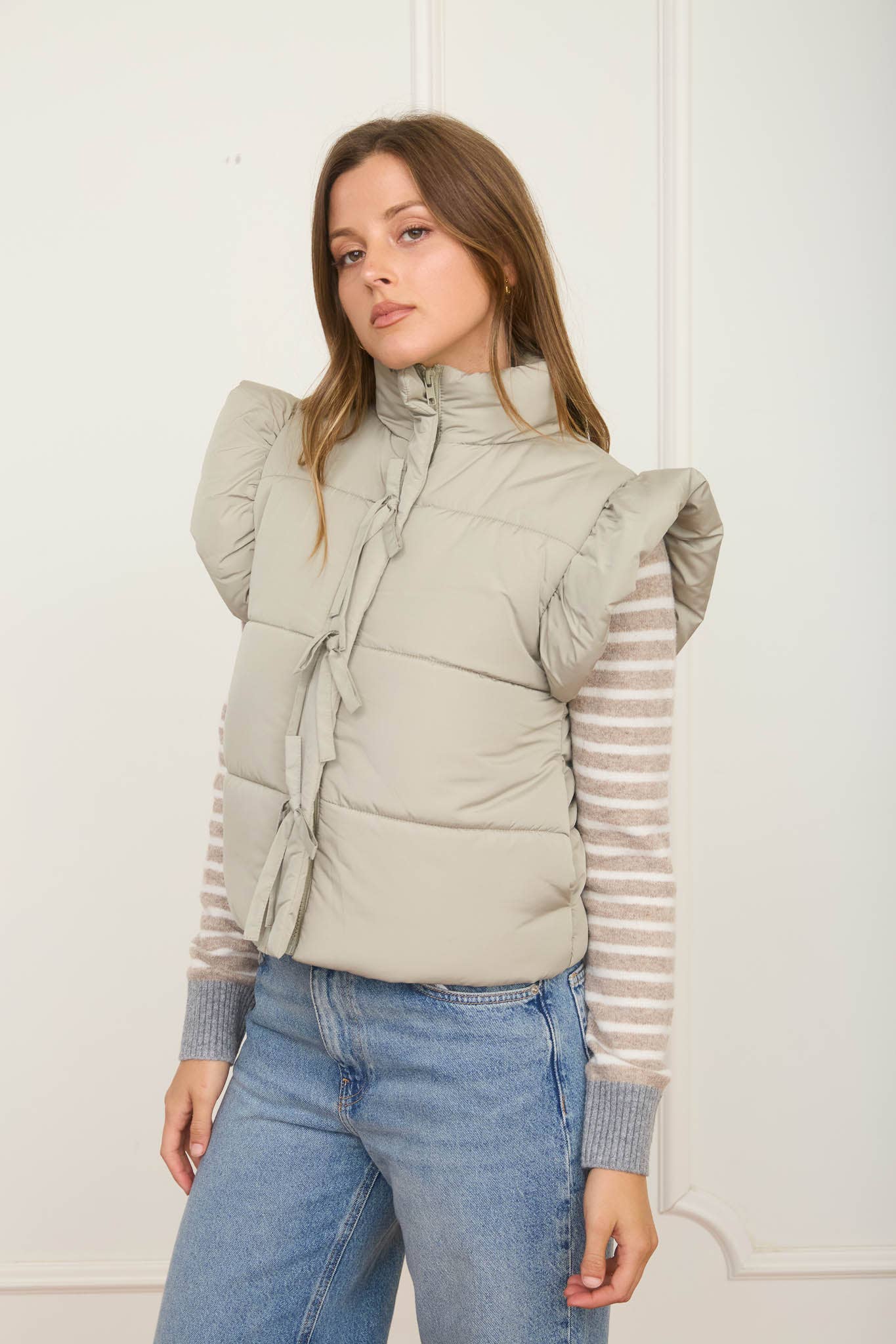 FLUTTER SLEEVE BOW DETAIL ZIP-UP PUFFER VEST