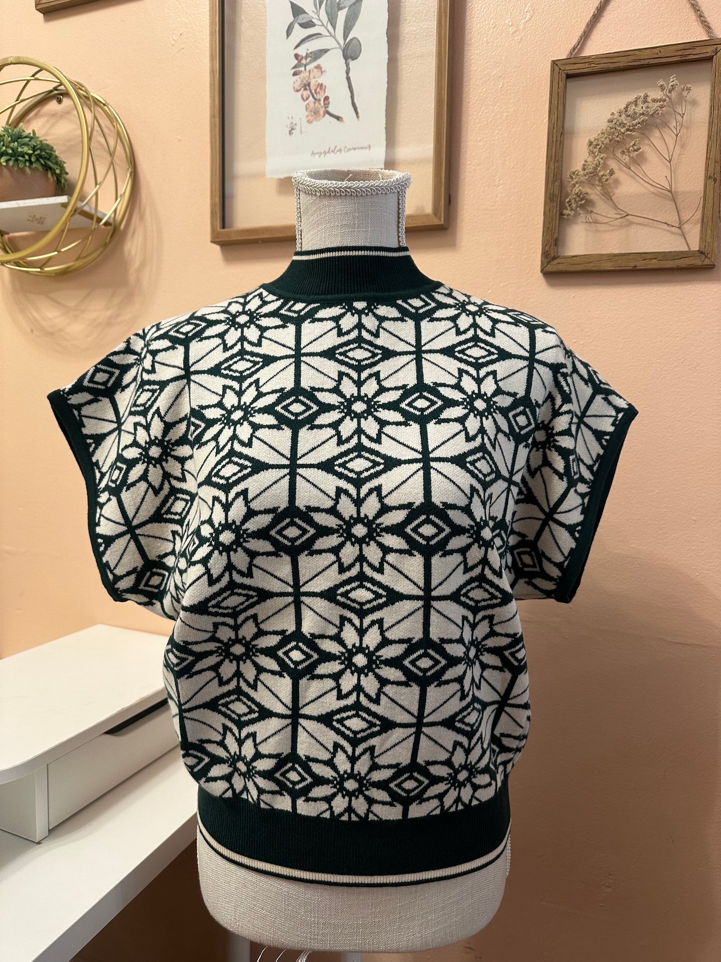 Geometric Pattern Short Sleeve Sweater
