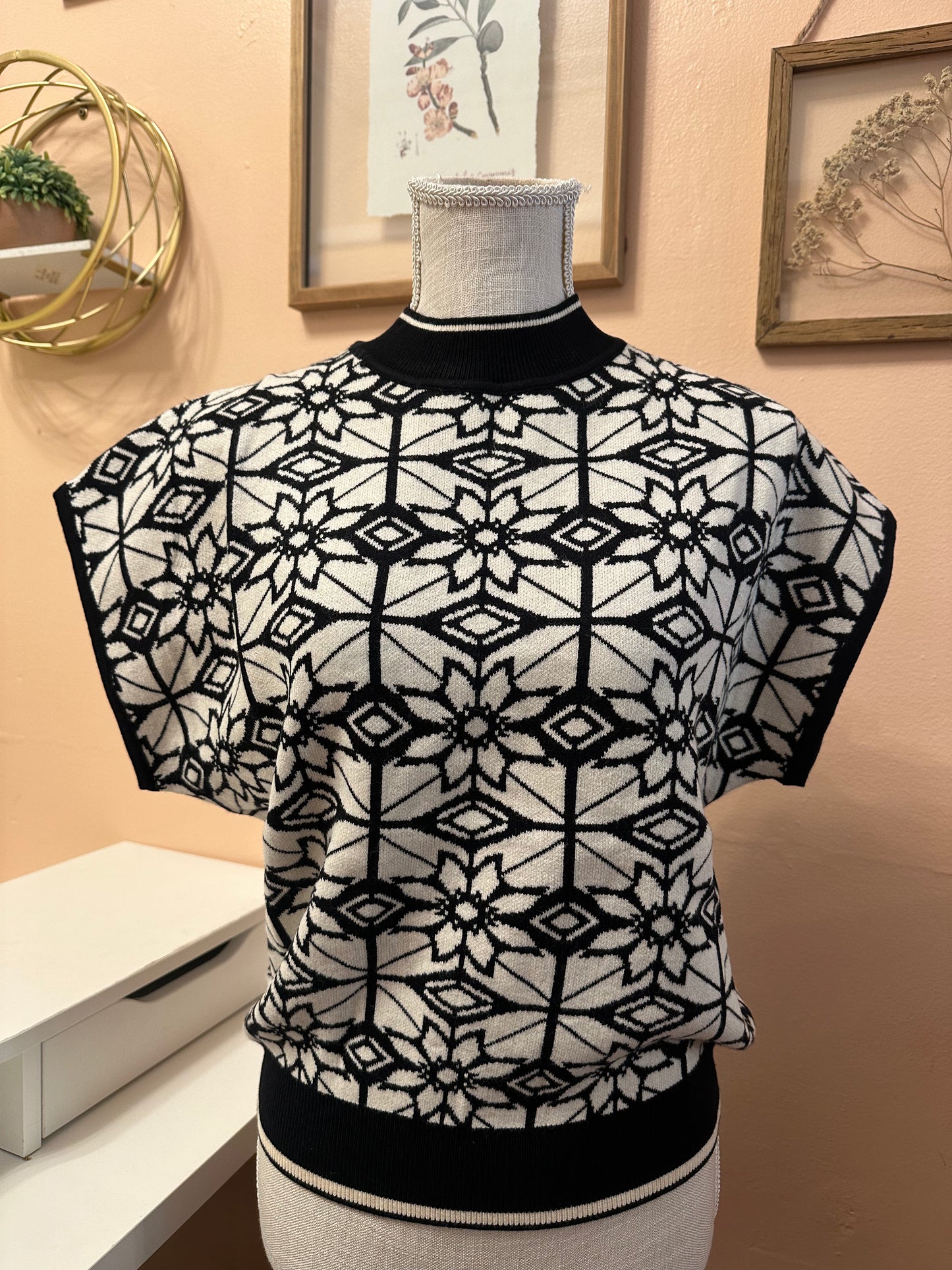 Geometric Pattern Short Sleeve Sweater