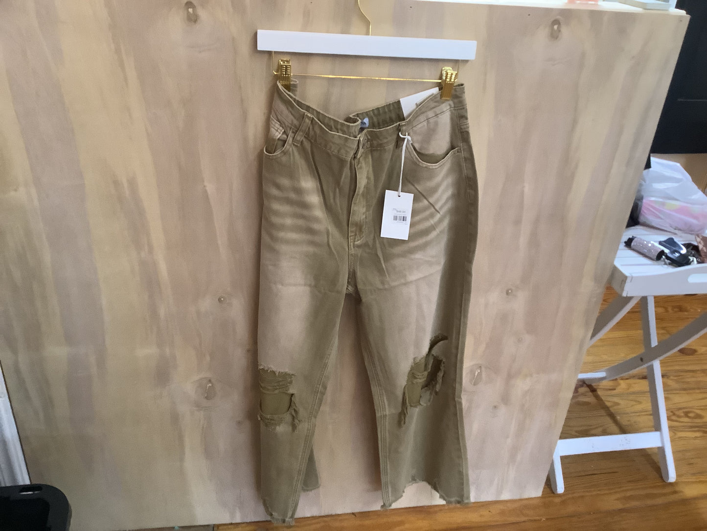 Distressed cropped jeans